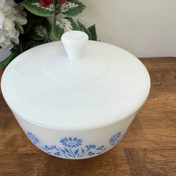Vintage Federal Glass Blue Daisy Casserole Dish with Lid 1.5‎ Quart Milk Glass - Picture 3 of 7